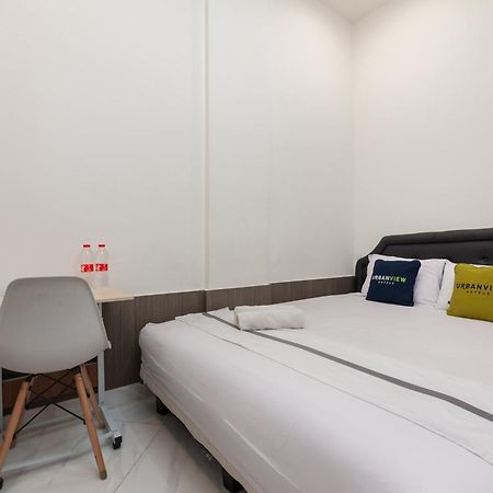 Urbanview Hotel Kota Tua Джакарта Экстерьер фото